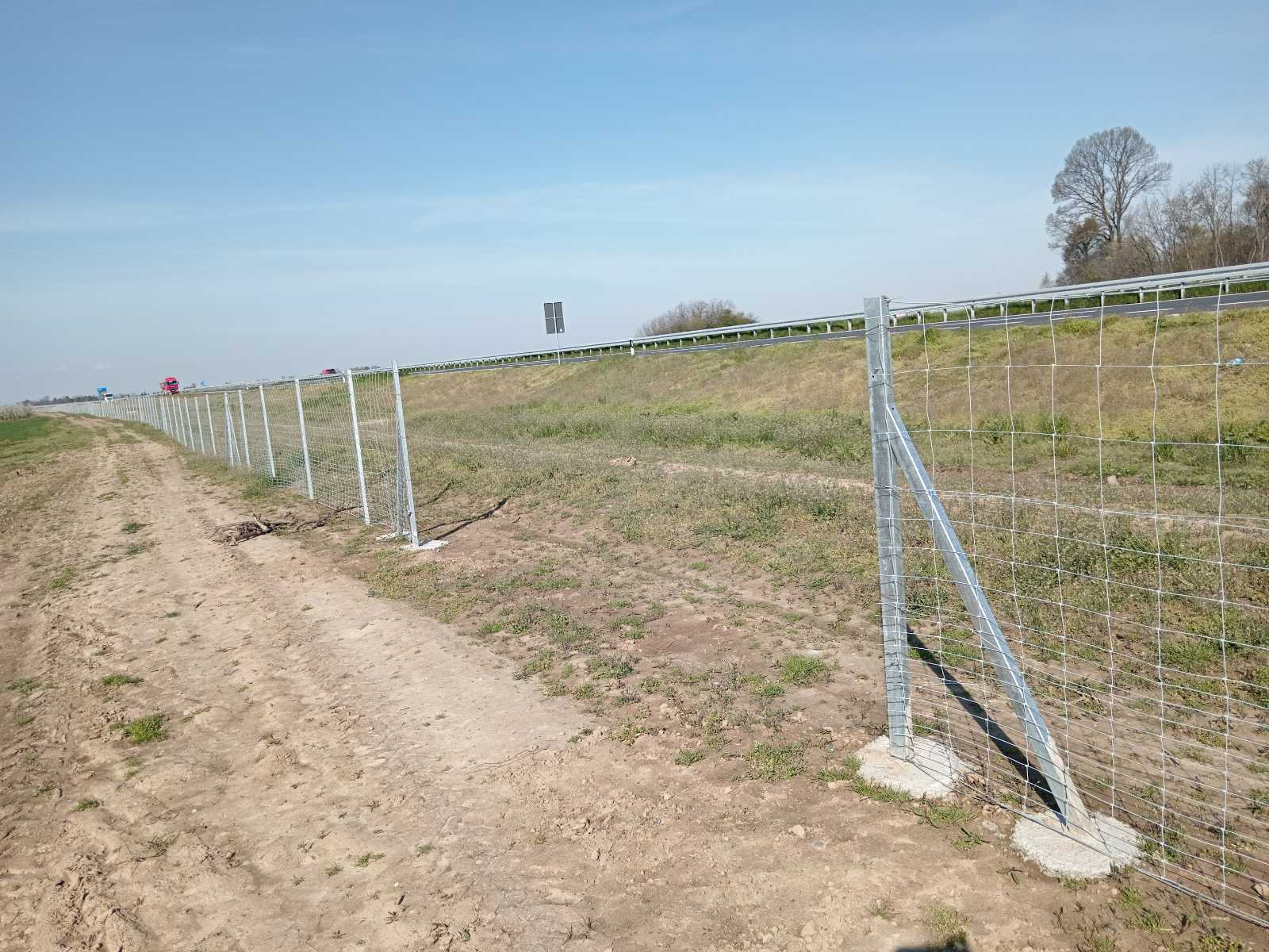 Lopovi odneli kapije, limove i ograde – životinje ulaze na kolovoz, vozači u životnoj opasnosti: Ovo je važan apel nadležnih zbog vandalizma na autoputu (FOTO)