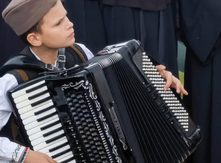 Jedna je majka: Jadranka hekla da bi sinu kupila harmoniku od 5.000 eura - to je potrebno kako bi nadareni dečak upisao muzičku školu
