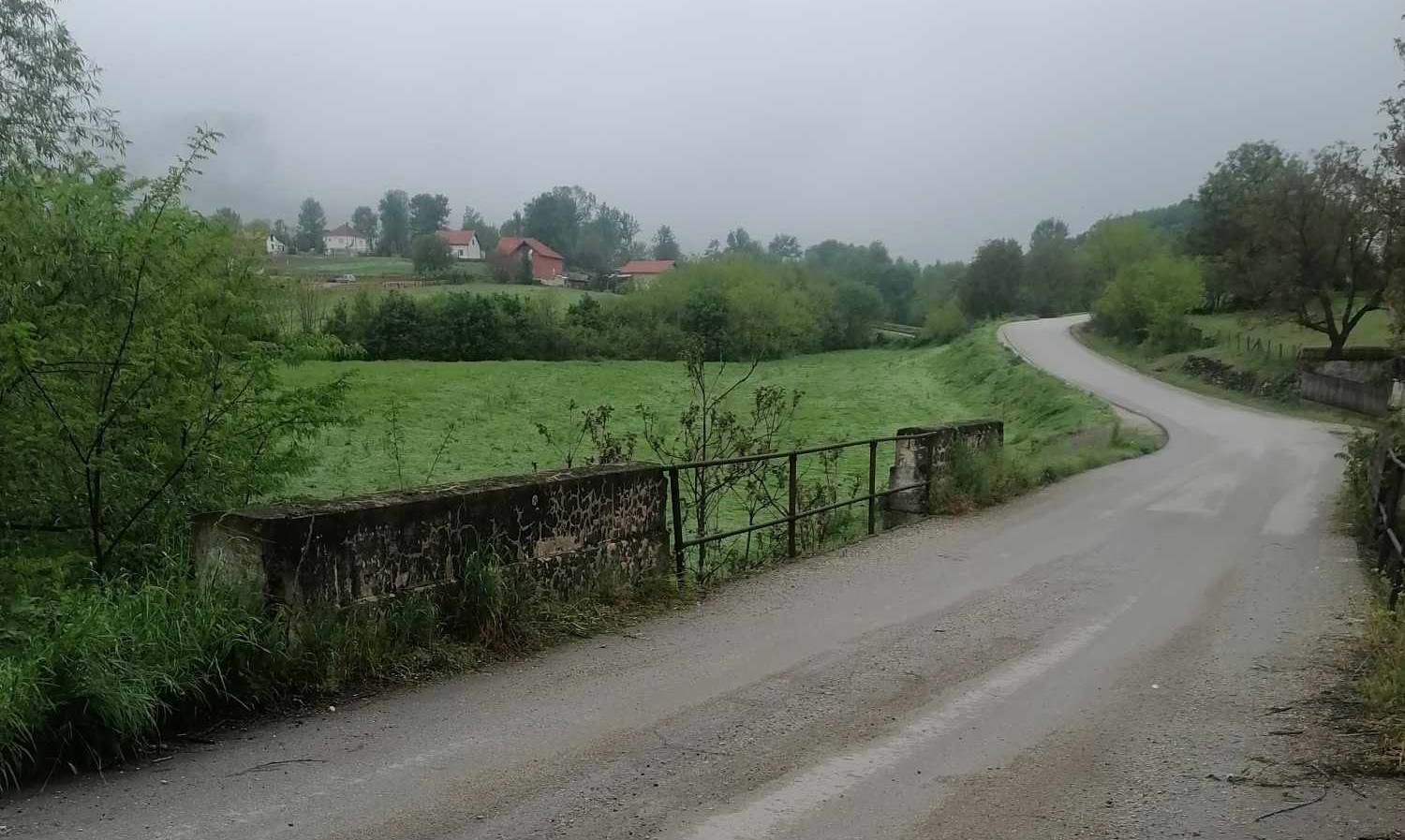 Ovo je rizična deonica kod Aranđelovca, nevreme oštetilo i most: Meštani sela Brezovica savetuju svim vozačima veliki oprez