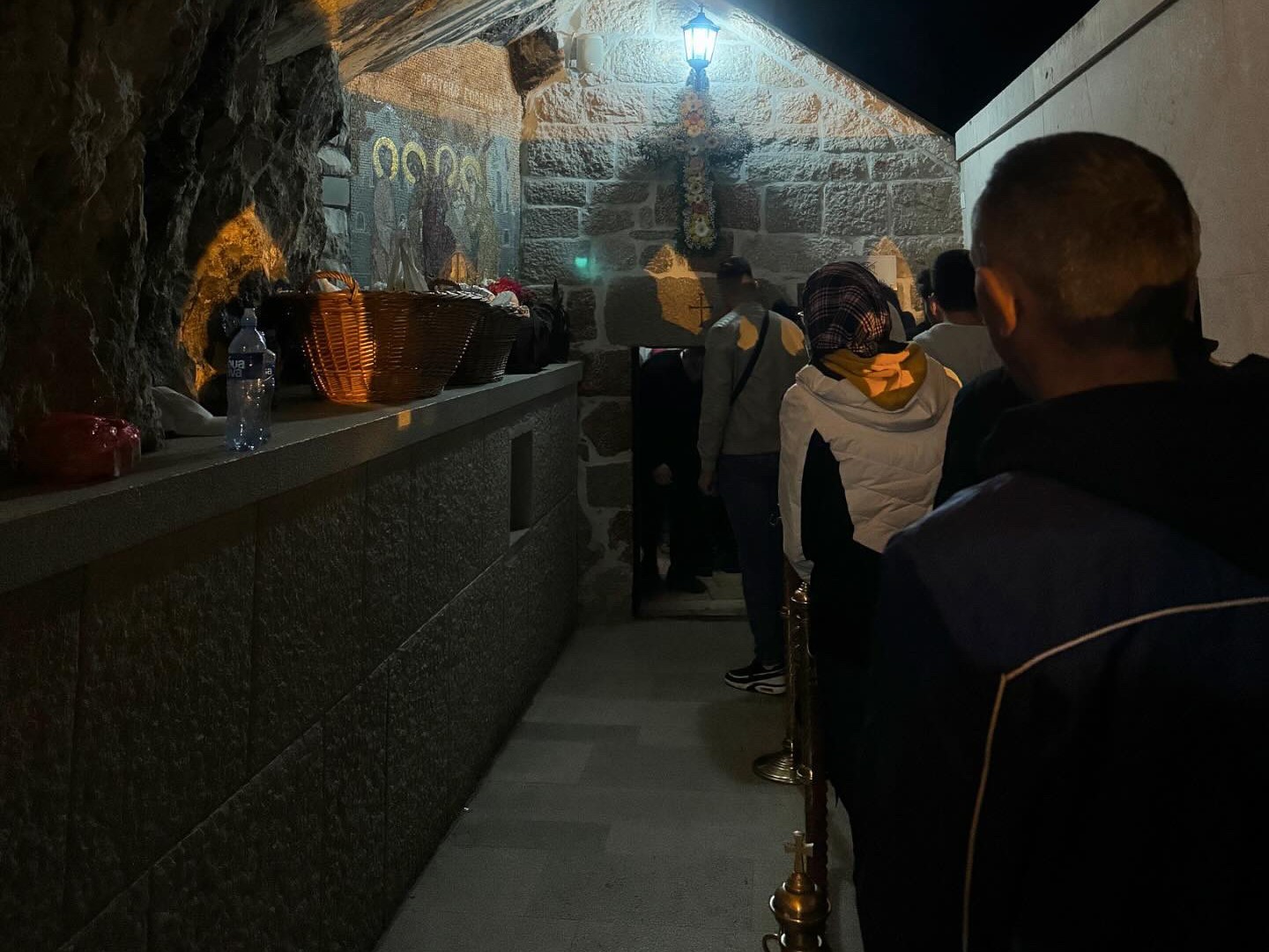 Hiljade vernika došlo da se pokloni Svetom Vasiliju, mnogi stigli peške i bosi: Nestvarne slike ispred velike svetinje, manastir Ostrog danas je najposećenija bogomolja u Evropi (FOTO)