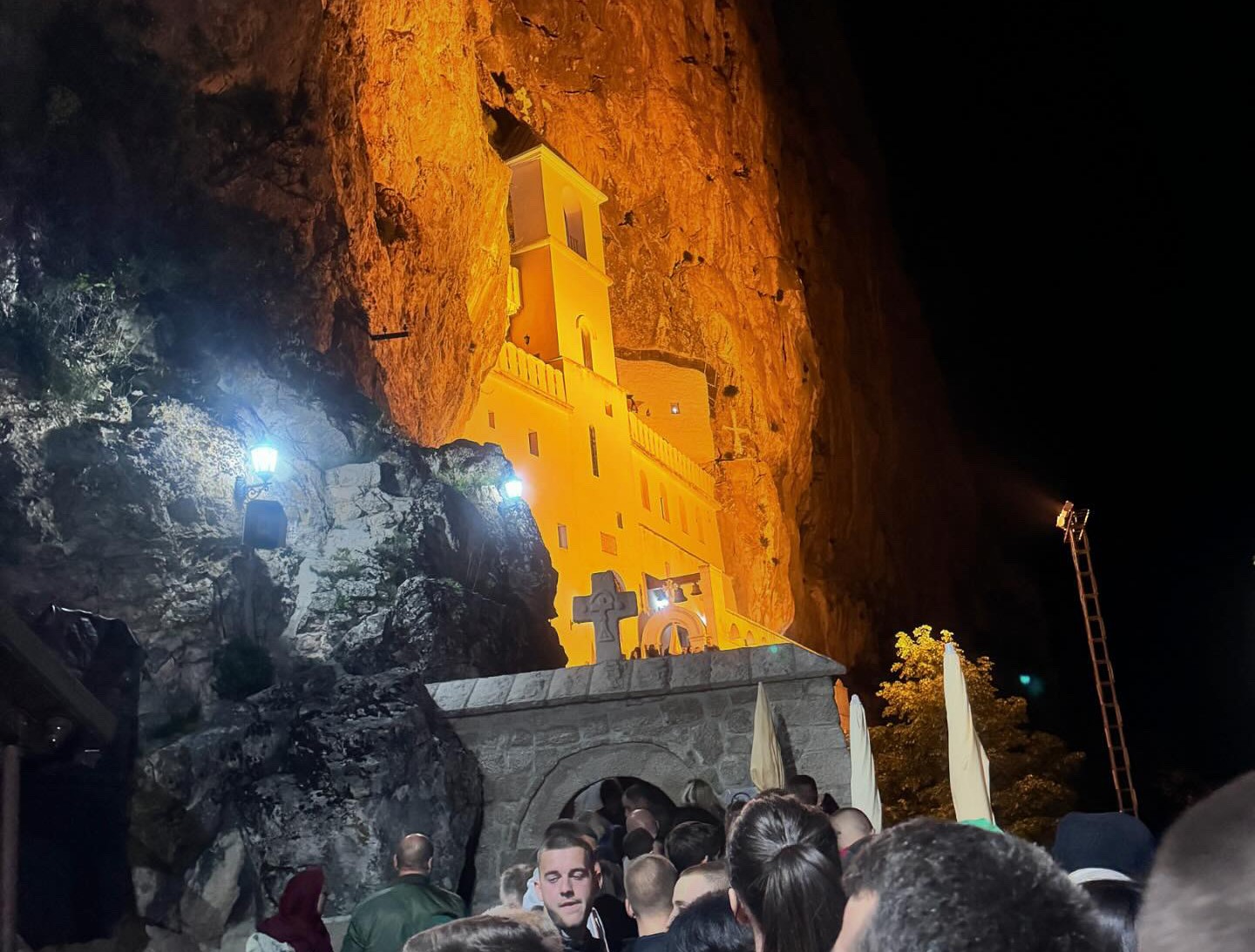 Hiljade vernika došlo da se pokloni moštima Svetog Vasilija pod Ostrog / foto: RINA