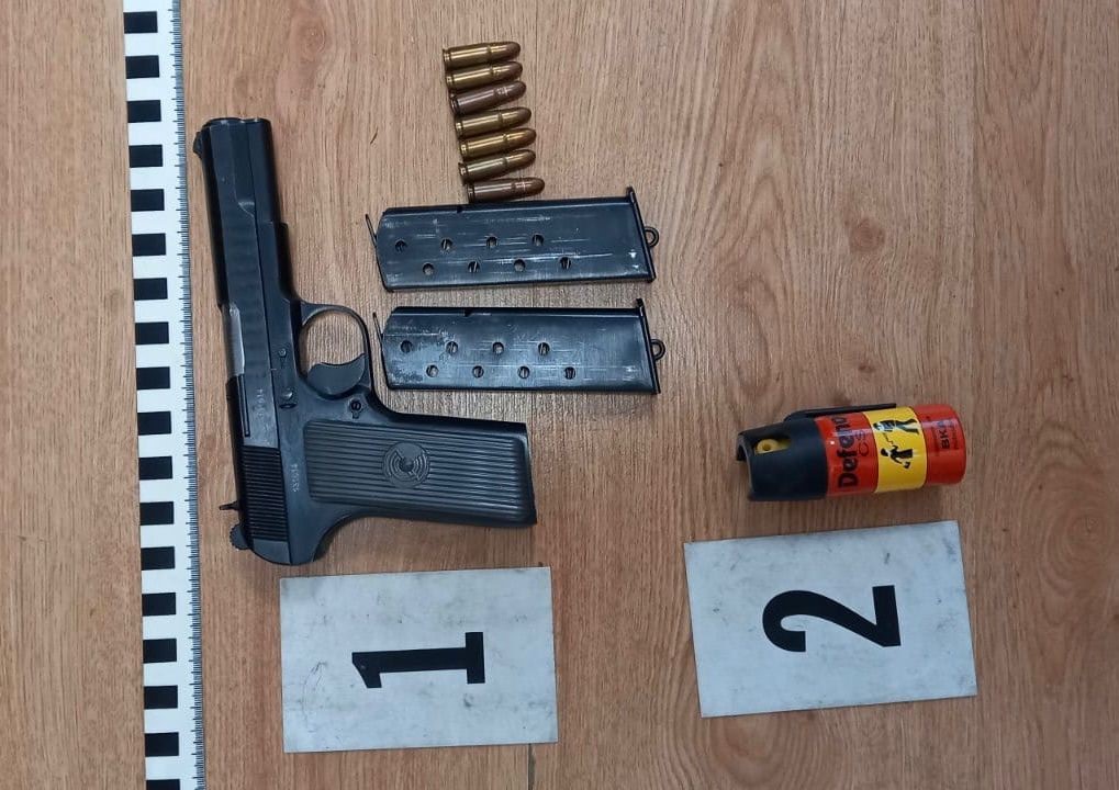 Drama u Ražajama se nastavila: U stanu supružnika iz Rožaja koji su napali policajce pronađeno ilegalno oružje – Zastava M57 i suzavac u nelegalnom posedu (FOTO)