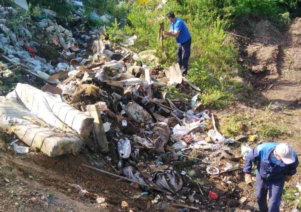 Smeće bacaju bez srama, a vredni ljudi za njima idu i kupe: Očišćeno preko 40 divljih deponija na teritoriji Nove Varoši, na mestima gde se iznova pojavljuju - postavljene kamere (FOTO)