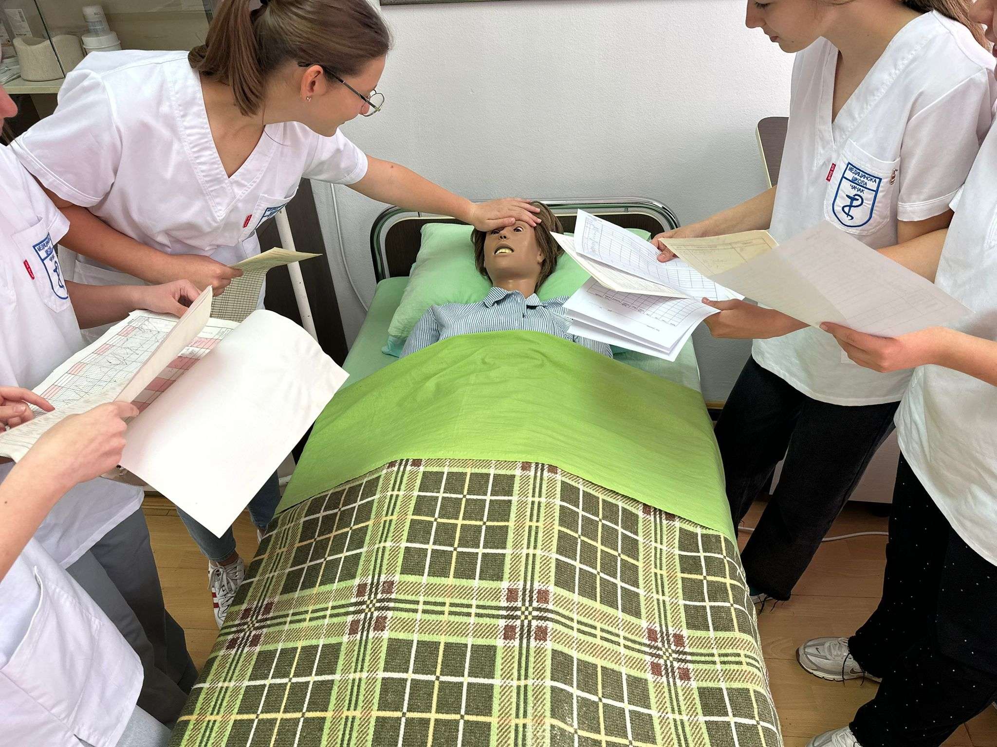 One su hrabre i humane: Sve više devojčica odlučuje se da upiše Medicinsku školu u Čačku, za upis u ovu obrazovnu ustanovu svake godine prijavi se više učenika nego što se prima (FOTO)