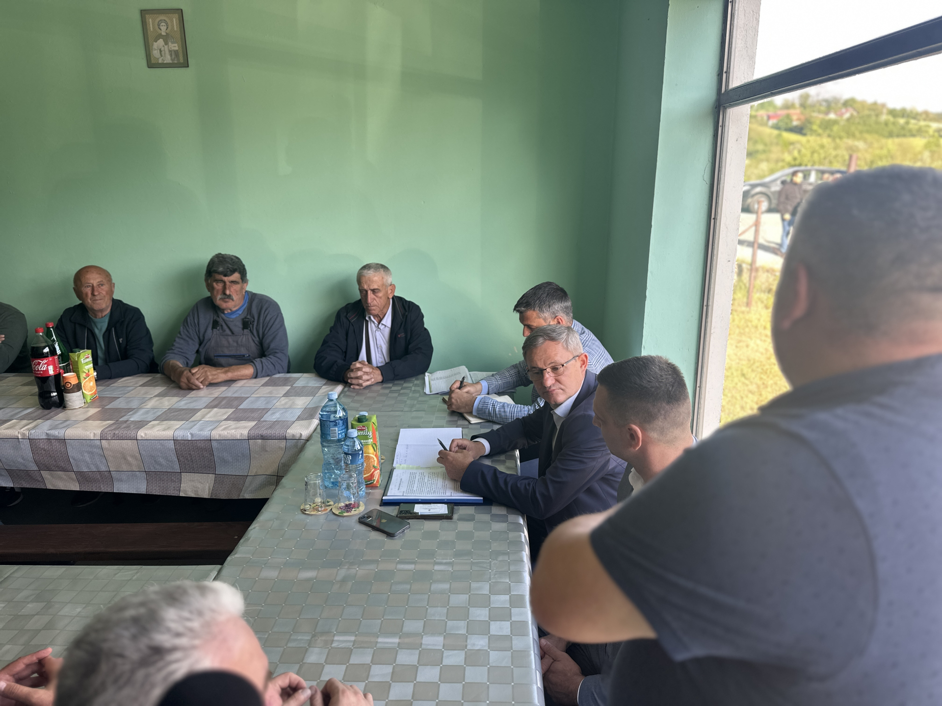 Nevreme obralo maline, šta je ostalo skupo će se prodati: Ministar Glamočić sastao se sa voćarima u Kosjeriću - cena srpskog crvenog zlata zavisi od ovih faktora (FOTO)