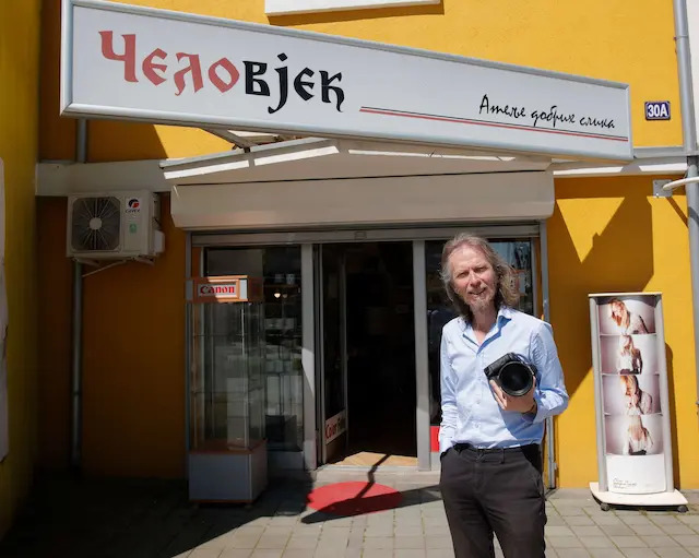 Hteli da se razvedu nakon mesec dana, brak spasio album za slike: Čuveni čačanski fotograf Dule podelio neverovatnu anegdotu sa venčanja - njegove fotografije su magija