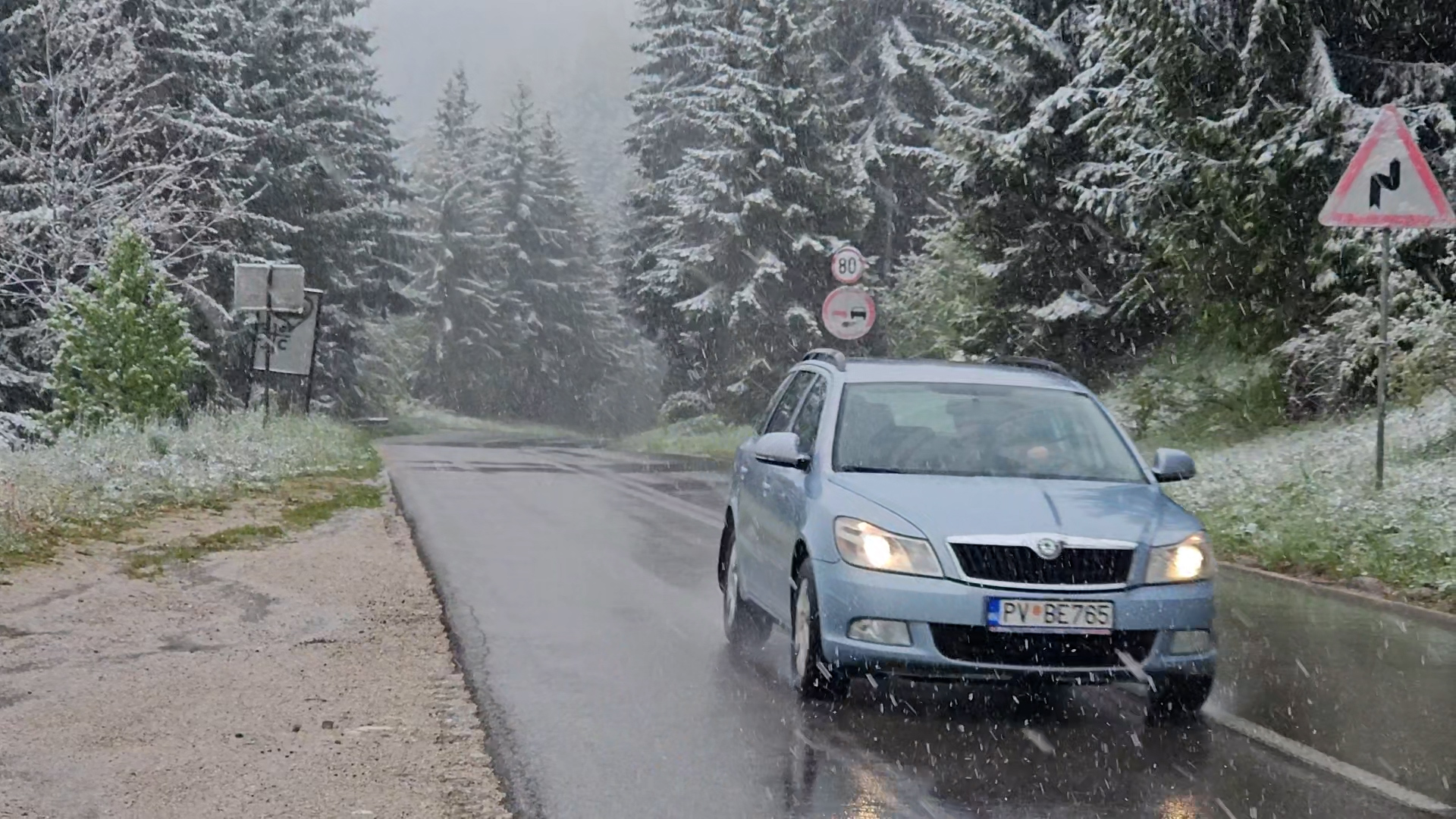 Meštani i vozači u neverici: Na Jabuci kod Prijepolja sneg veje kao decembru (FOTO)(VIDEO)