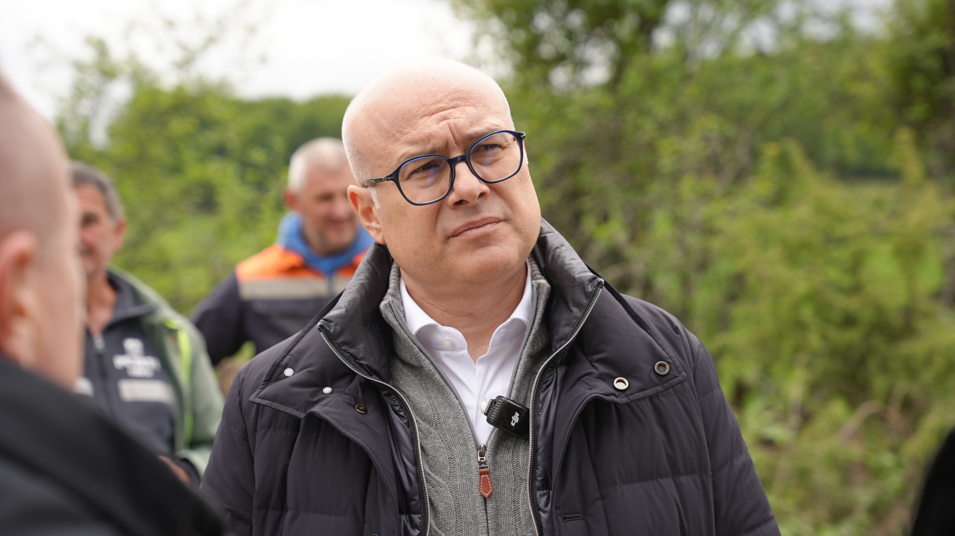 Domaćinski dočekan kod Jovanovića uz čašicu domaće rakije: Vučević obišao sela u opštini Kosjerić i poručio - ulažemo u asfaltiranje, jer je to ulaganje u budućnost ovih vrednih ljudi (FOTO)