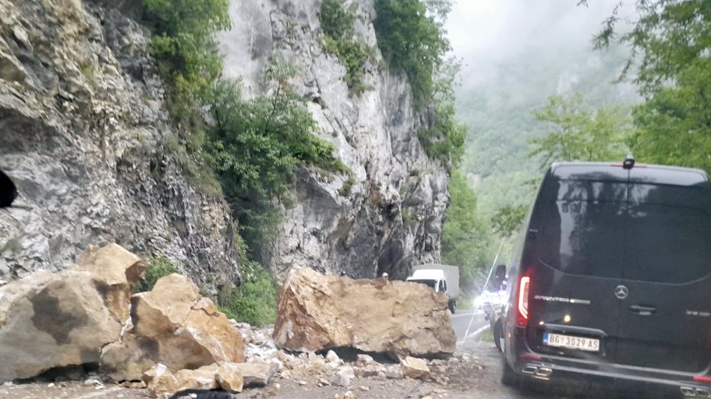 „Samo što nismo udarili u stenu“: Odroni paralisali put kod Brodareva, drama na magistrali kod Prijepolja (FOTO)(VIDEO)
