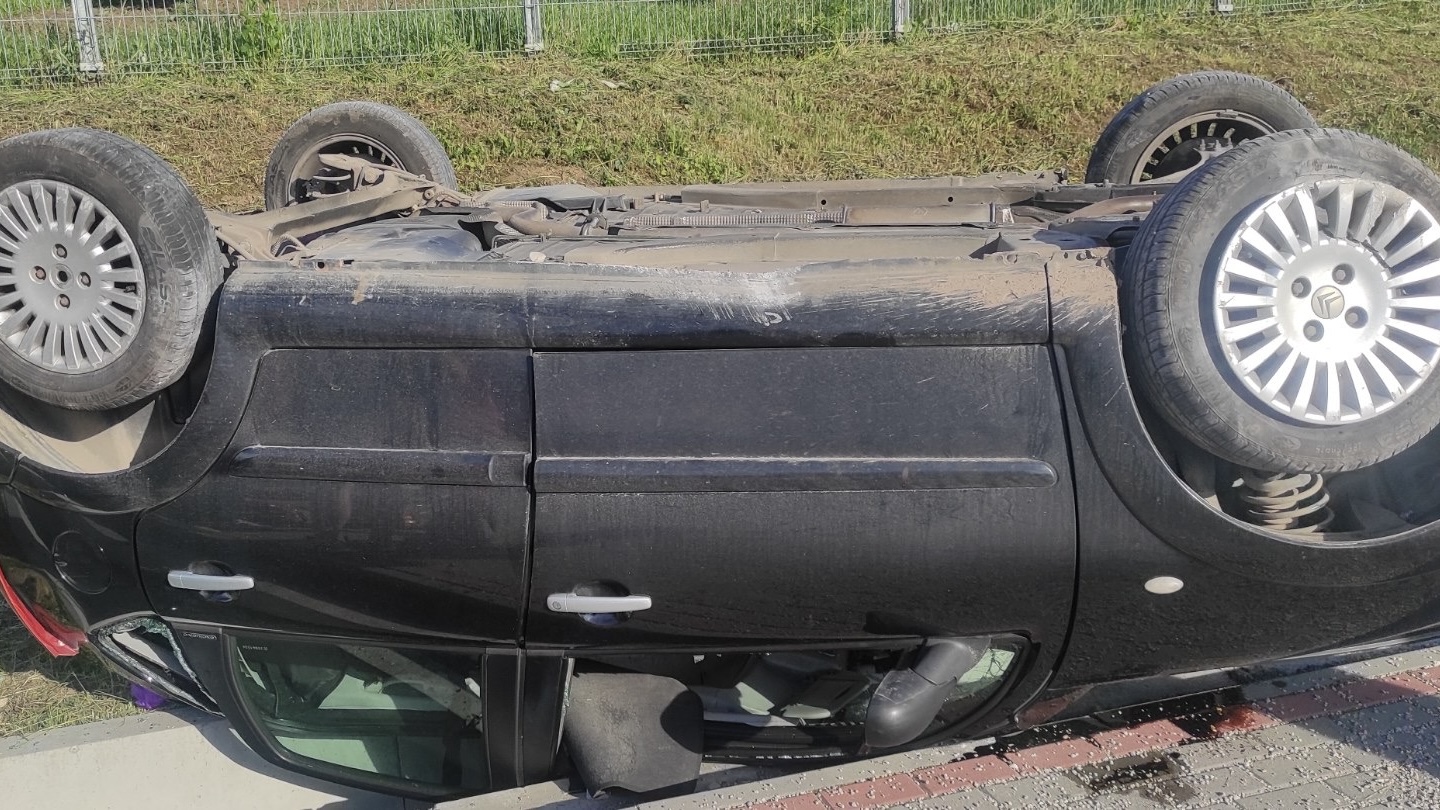 Bili su tako hrabri, povređeni ali bez straha i panike: Dva mladića nakon što im se vozilo prevrnulo na krov prebačani u bolnicu, poznato u kakvom su stanju