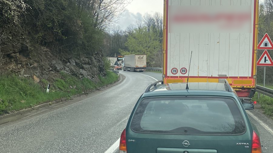 Sudar autobusa i kamiona u krivini: Saobraćaj obustavljen, a vozači se upućuju na alternativne pravce kako bi od Priboja stigli do Rudog