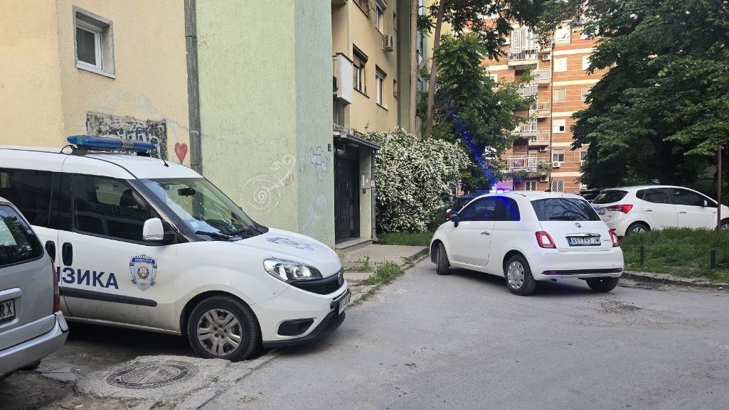 Pronađeno telo žene, partner sa povredama zatečen u stanu Foto: RINA