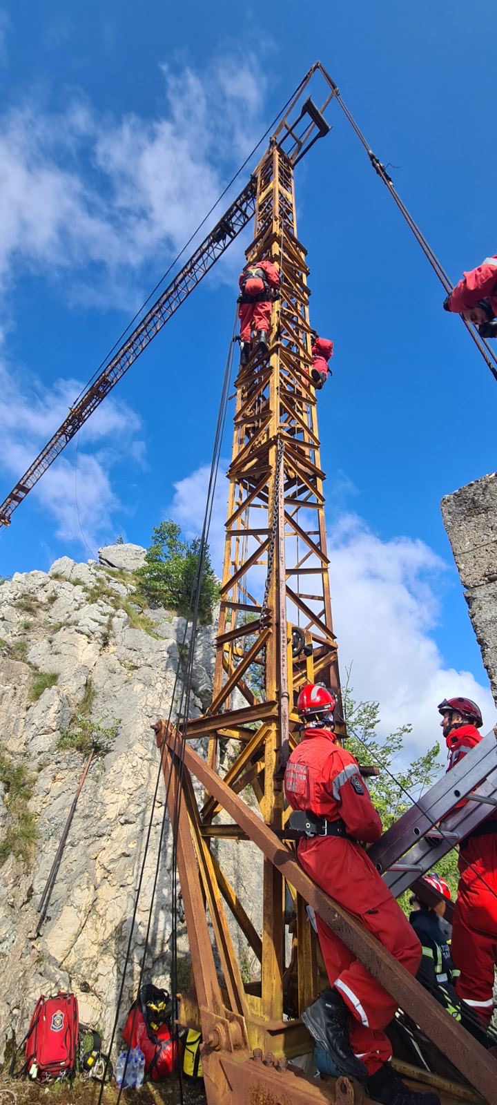 Vatrogasci i dobrovoljci u borbi sa vatrom, ruševinama i divljinom: Izvedena spektakularna vežba spašavanja u srcu planine Tare (FOTO)