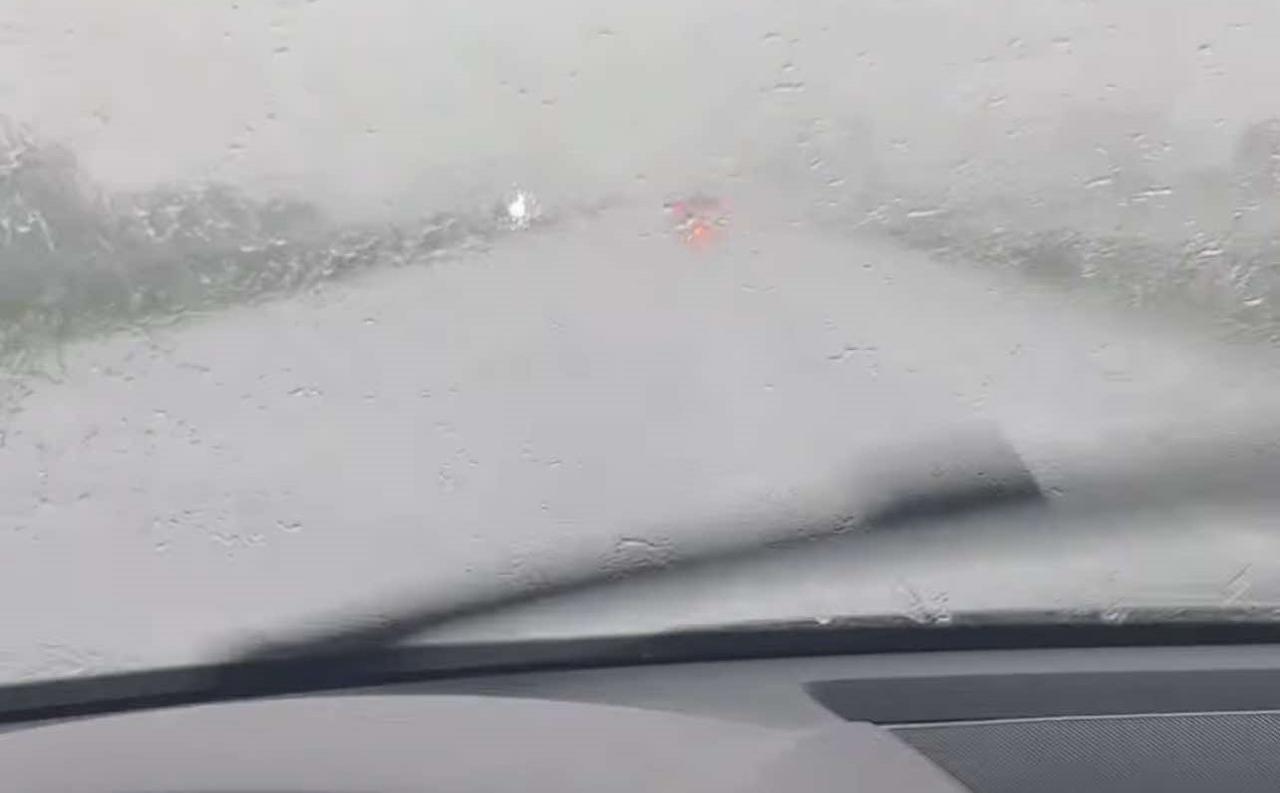 Odjednom je počelo da tuče, sklonili smo se sa strane: Jako olujno nevreme praćeno gradom pogodilo Šumadiju, potop na ulicama (VIDEO)