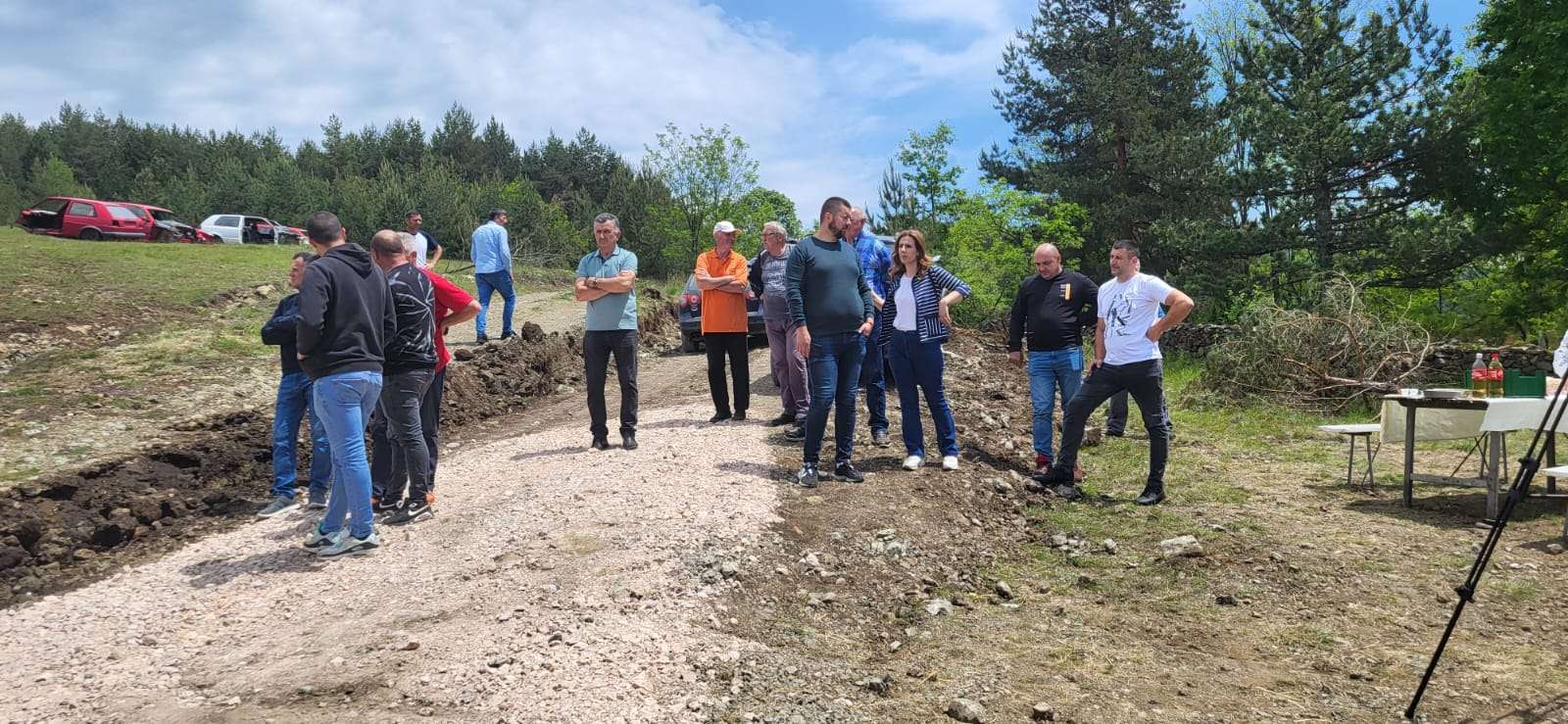 Konačno i nas neko da se seti, posle nekoliko decenija imaćemo normalan put: Meštani sela kod Kosjerića dočekali novi asfalt, biće višestruko skraćen put do Divčibara (FOTO)