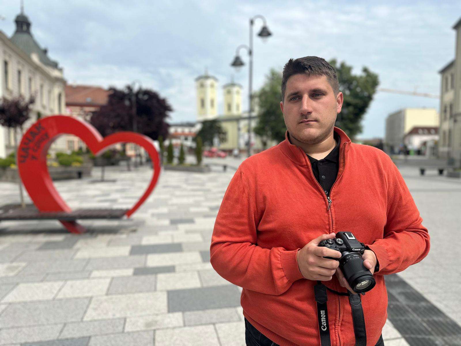 Zrak sunca nekad čekam i po sat vremena: Mladi Branko iz Čačka u digitalnoj eri želi da sačuva duh zavičaja - njegove fotografije govore više od 1.000 reči 