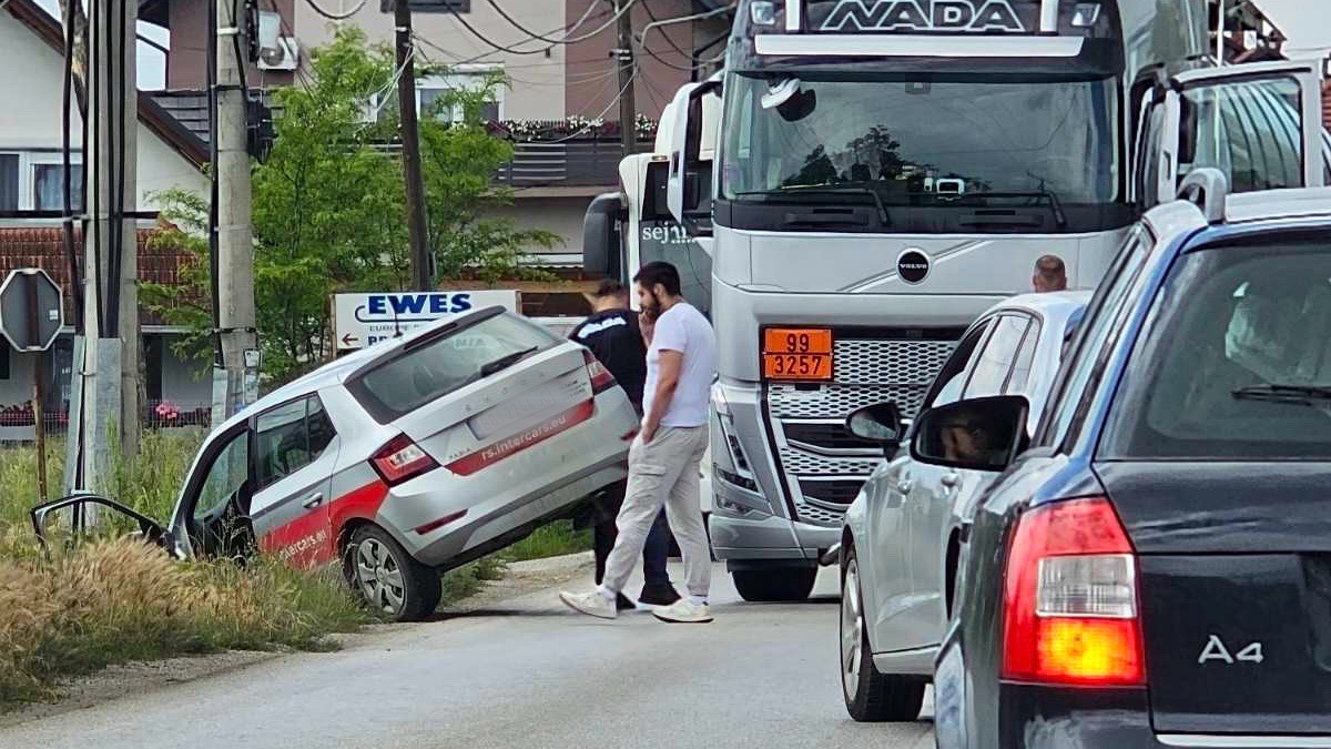 Sudar automobila i cisterne: Putničko vozilo od siline udara sletelo i kanal (FOTO) 