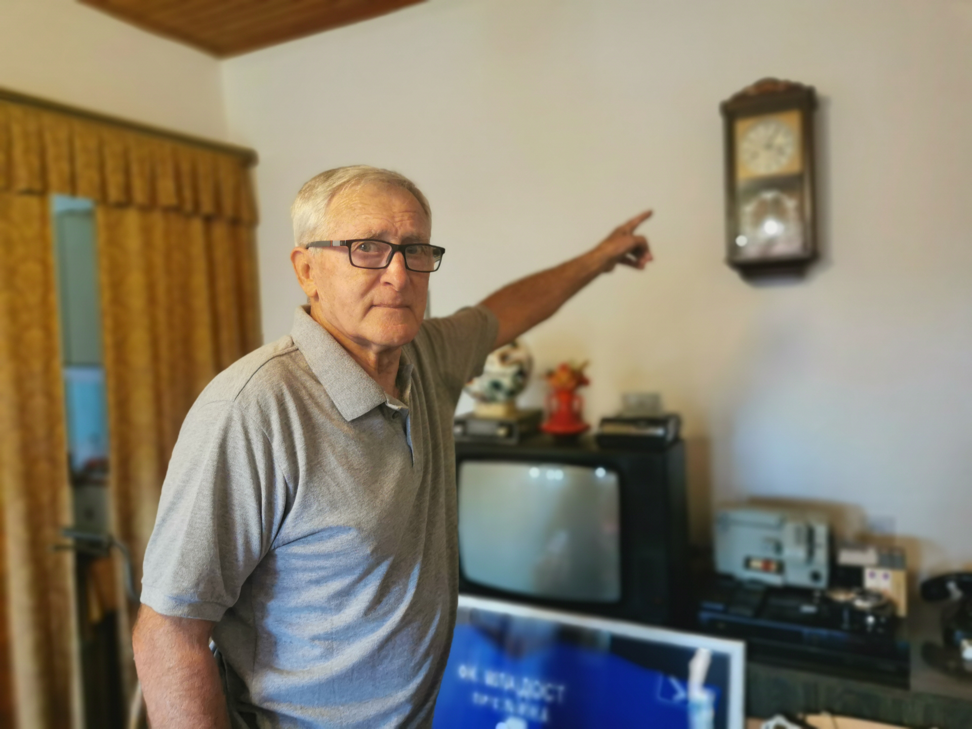 Crveni pasoš u Titovo vreme bio je najtraženija „roba“: Penzioner Rato napravio nesvakdiašnji muzej u centru Čačka, čuva čak i izveštaj o plati koja je tada bila 140.000 dinara/ Foto: RINA