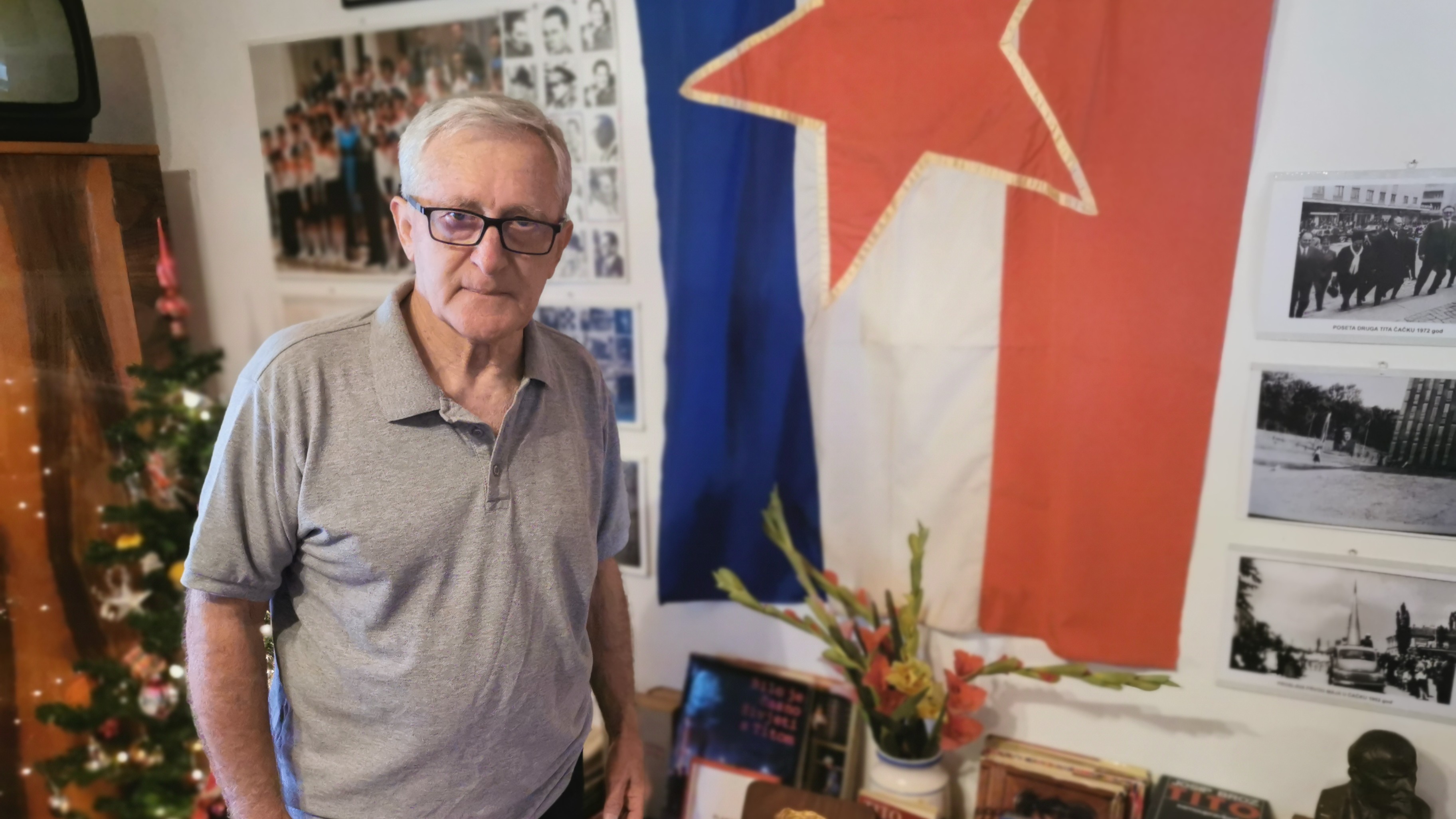 Crveni pasoš u Titovo vreme bio je najtraženija „roba“: Penzioner Rato napravio nesvakdiašnji muzej u centru Čačka, čuva čak i izveštaj o plati koja je tada bila 140.000 dinara/ Foto: RINA