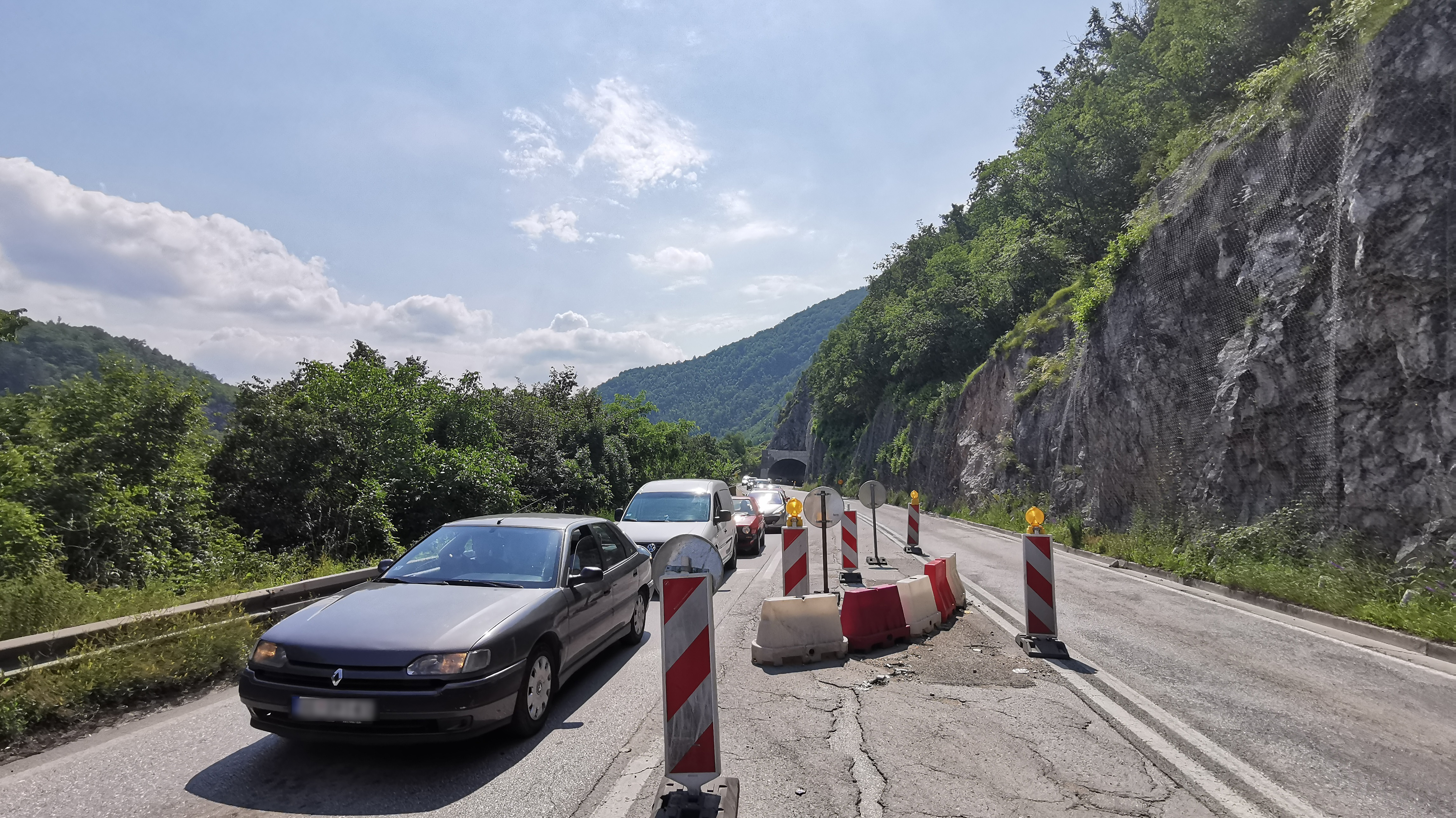 Presvlači se asfalt na autoputu "Miloš Veliki", vozači otvorite "četvore oči": Na pojedinim deonicama u zapadnoj Srbiji zatvaraju se saobraćajnice