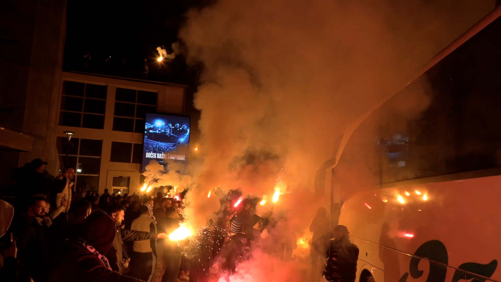 Gradjani do kasno u noć slavili plasman svog omiljnog kluba, ulice se pretvorile u reke ljudi/ Foto: RINA