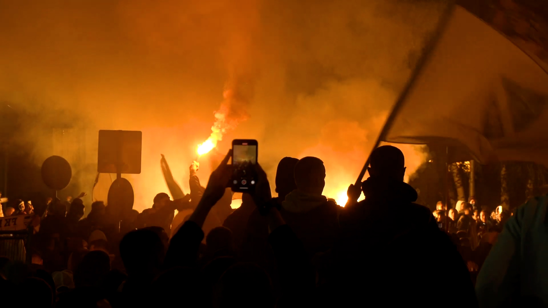 Gradjani do kasno u noć slavili plasman svog omiljnog kluba, ulice se pretvorile u reke ljudi/ Foto: RINA