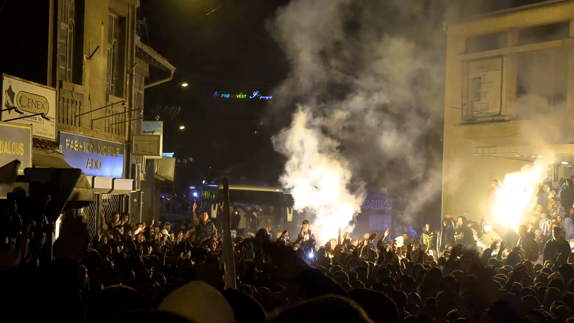 Gradjani do kasno u noć slavili plasman svog omiljnog kluba, ulice se pretvorile u reke ljudi/ Foto: RINA