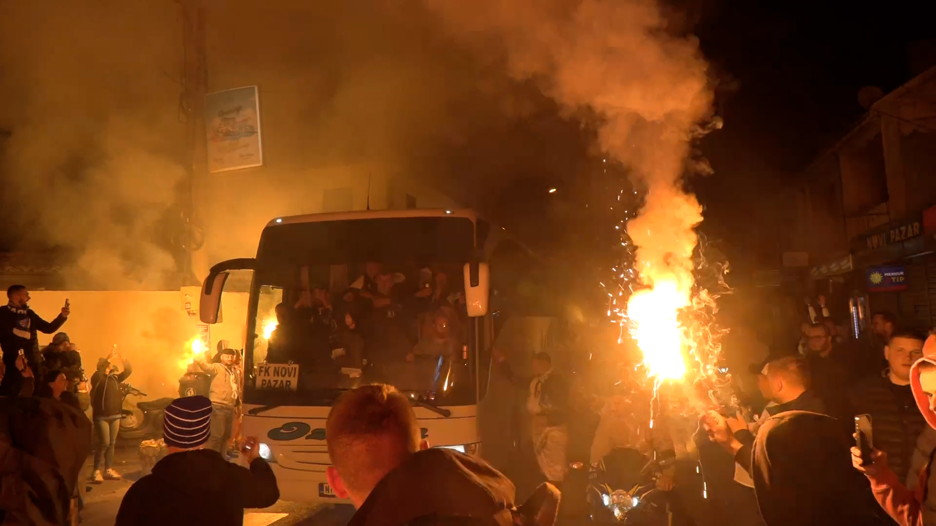 Gradjani do kasno u noć slavili plasman svog omiljnog kluba, ulice se pretvorile u reke ljudi/ Foto: RINA