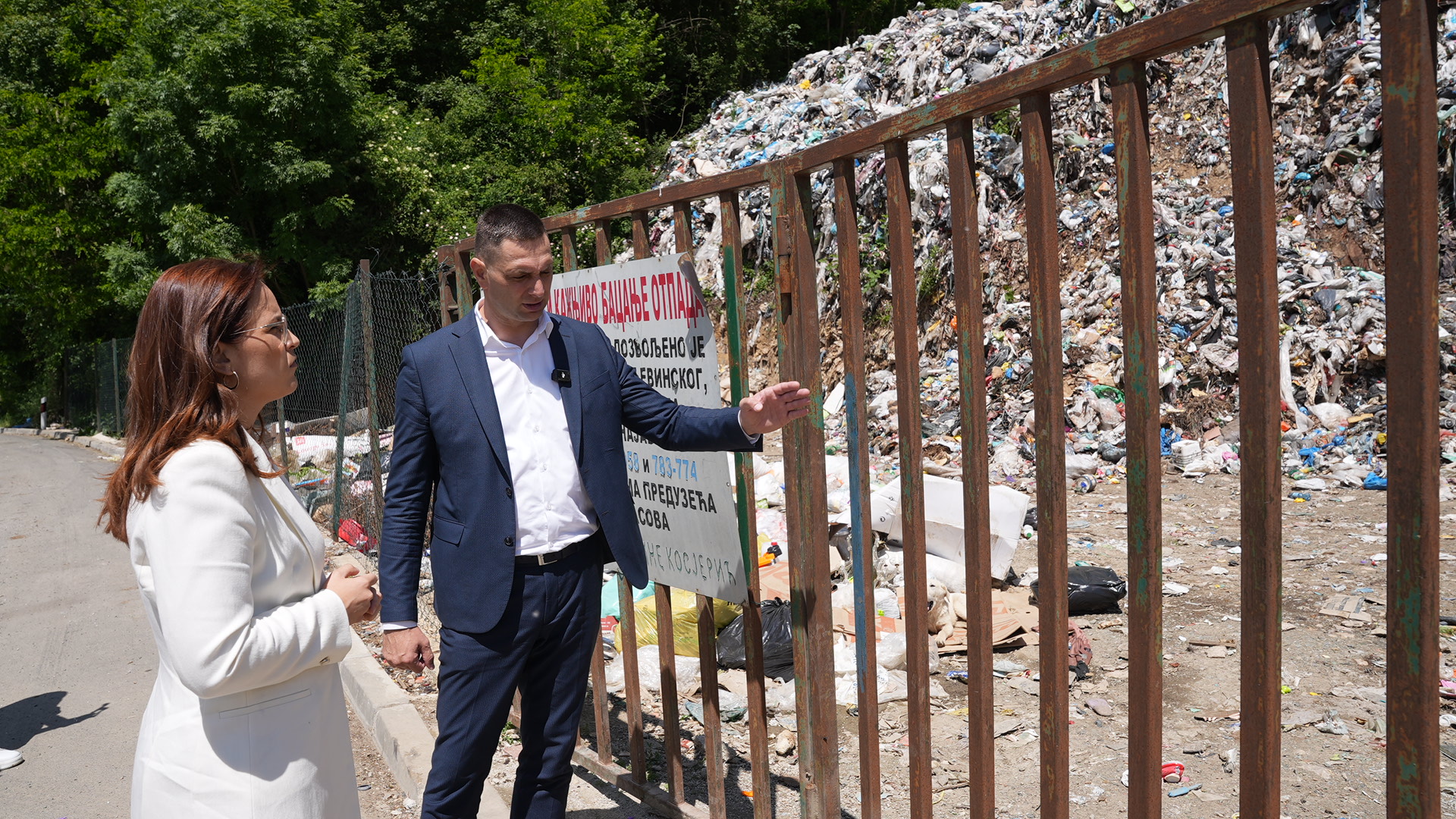 Dve hiljade tona smeća, ekološka bomba samo što ne eksplodira: Hitno se rešava gorući problem u Kosjeriću, deponija se uklanja a otpad odvozi (FOTO)