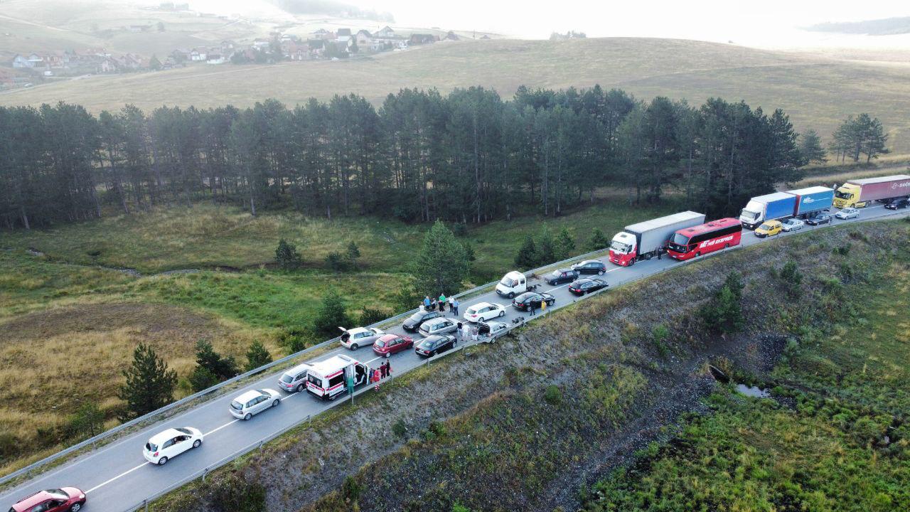 Žestok sudar kombija i automobila, ima povređenih: Teža saobraćajna nezgoda kod Zlatibora, vozilo smrskano sa prednje strane (FOTO)