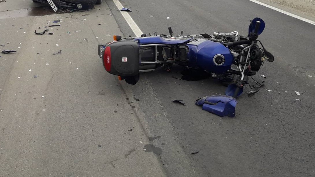 Opet teška nezgoda: Sudar motora i vozila u selu Uzići, vozač brzog dvotočkaša povređen