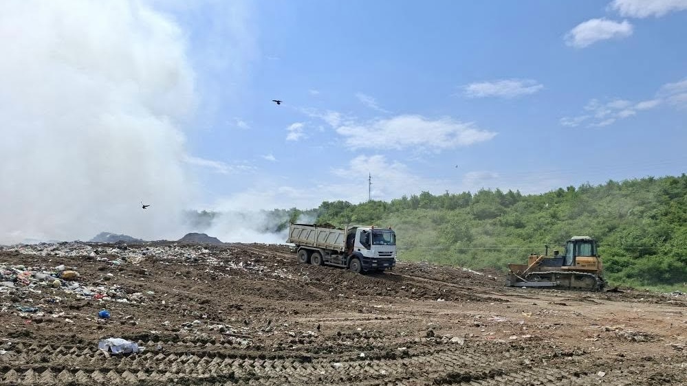 Poznato ko je izazvao požar na deponiji u Kraljevu, ekipe sve vreme dežuraju: Požar pod kontrolom, ali meštani su i dalje uplašeni (FOTO)