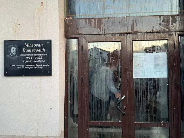 Dotakli smo dno, ništa im nije sveto: Revoltirani građani Kosjerića nakon što su pristalice opozicije zasule jajima Dom kulture kažu - tu je legat velikog Milovana Vitezovića