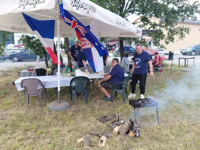 Meso od kengura stiglo specijalno iz Australije: Celo selo miriše na gulaš, preko 30 ekipa ukršta varjače na Gulašijadi u Prijevoru kod Čačka (FOTO)