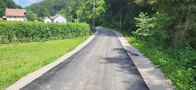 Možda je ljudima u gradu smešno ali - nama asfalt znači sve, deca su nam po blatu do kolena išla u školu: Meštani sela Bašići kod Kosjerića konačno dočekali novi put (FOTO)