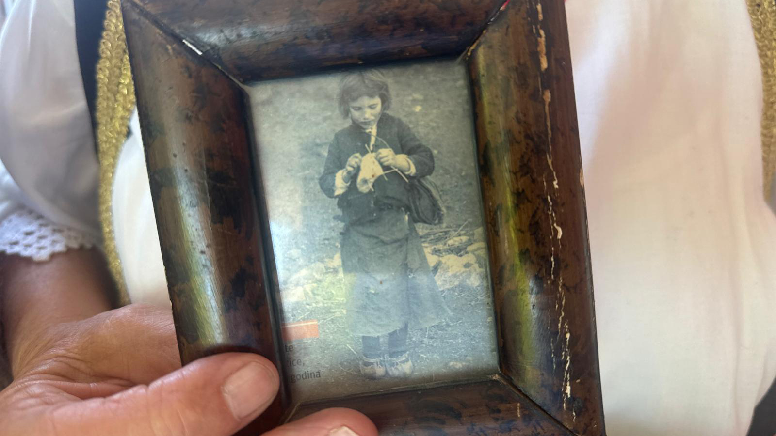 Baci knjigu, uzmi igle - one će te othraniti: Milica sa deset godina naučila da štrika a i danas to obožava iako je u osmoj deceniji, savet svoje majke nikad nije zaboravila (FOTO)