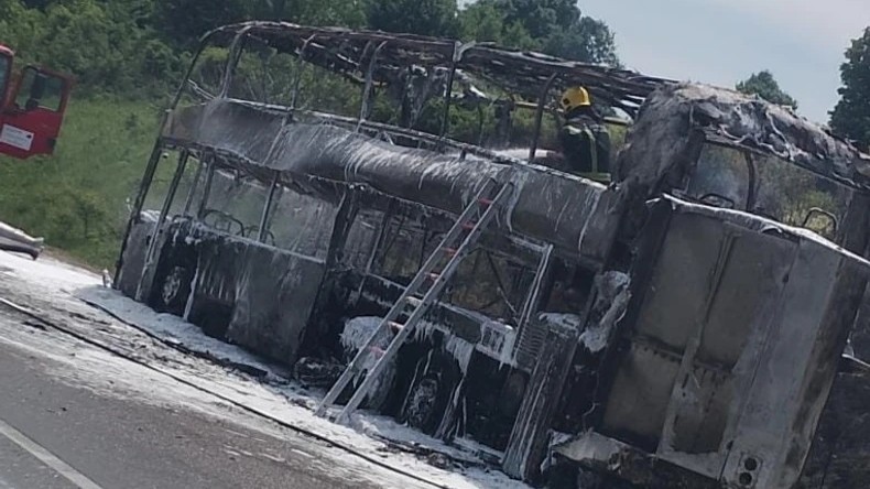 Prtljažnik u plamenu, stvari učenika su uništene: Oglasio se direktor škole u Prokuplju, nakon incidenta na ekskurziji deca bežala iz zapaljenog autobusa