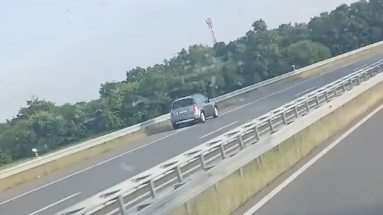 Vozio u suprotnom smeru na auto-putu Miloš Veliki: Nesreća izbegnuta za dlaku, ostali vozači panično se sklanjali u drugu traku (FOTO)