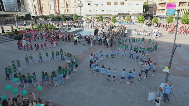 Prelepa slika poslata iz Čačka: Na desetine mališana uz vrtića zaplesalo zajedno na Gradskom trgu (FOTO)