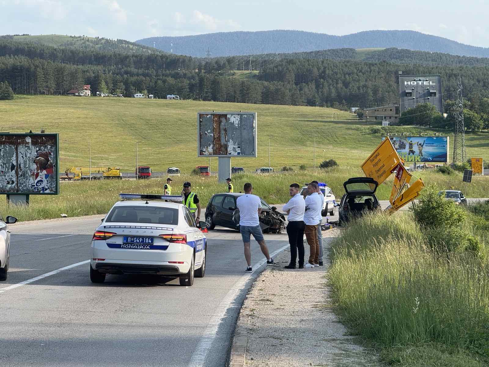 Od siline se odbio i udario u signalizaciju, vozila stoje smrskana a delovi rasuti svuda po putu: Teška saobraćajna nezgoda na ulazu na Zlatibor (FOTO) 