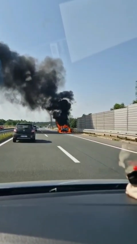 Drama na autoputu kod Uba: Vozilo u plamenu stoji u zaustavnoj traci (VIDEO)