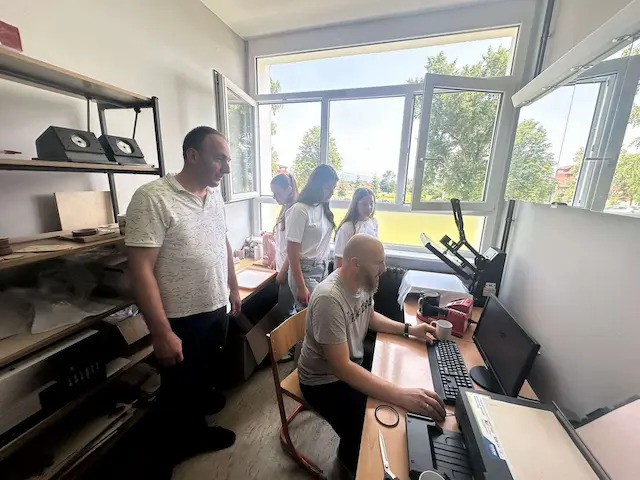 Ovo je najmodernija seoska škola u Srbiji, ima i svoju uspešnu zadrugu: Deca prave predmete od drveta, štampu na majicama i šoljama - deo prihoda ostaje i njima (FOTO)