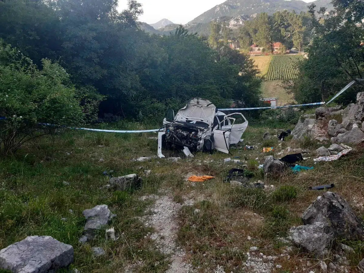 Tragedija kod Nikšića: U teškoj nesreći poginuli majka i maloletno dete - auto sa srpskim registarskim oznakama sletelo u provaliju (FOTO)