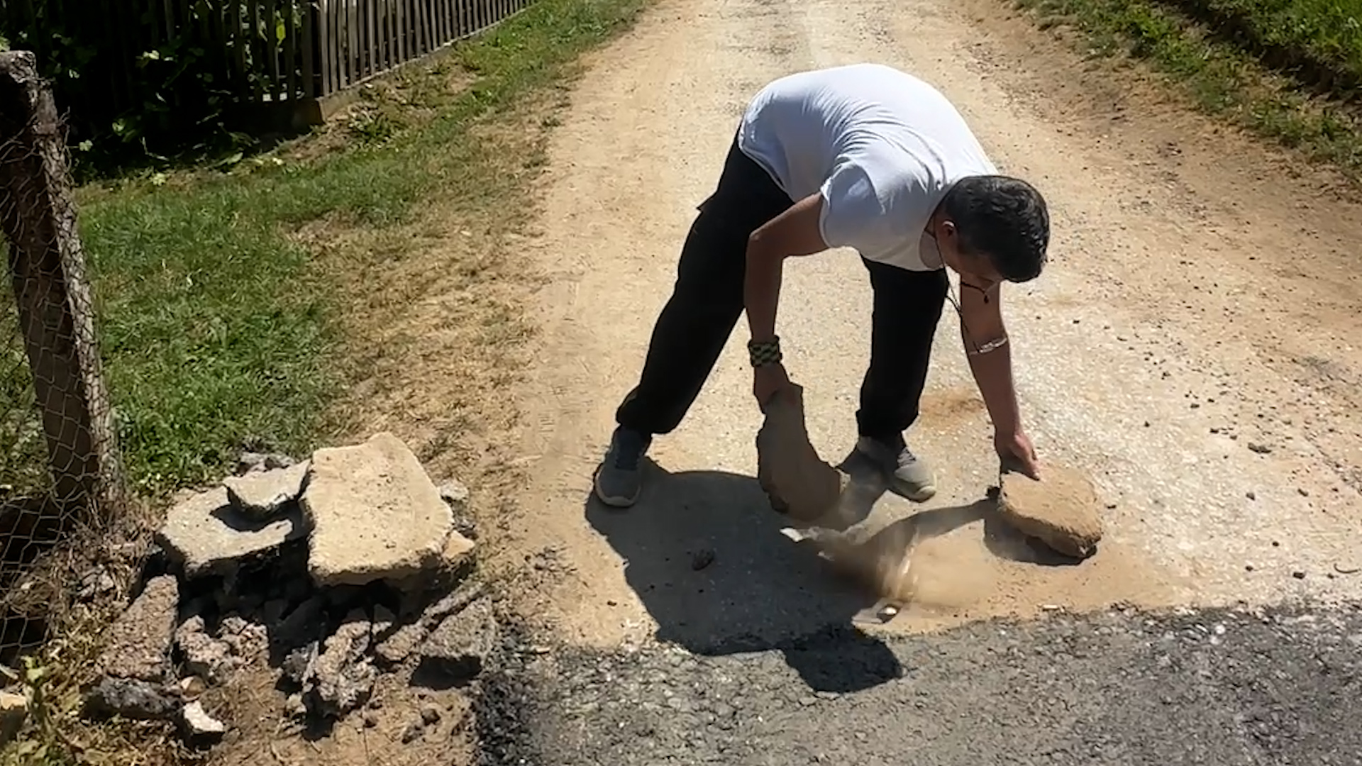 Haos u selu Tubići kod Kosjerića - blokaderi zabranili prolaz meštanima i novinarskim ekipama: Tvrde da se u kući plaćaju birači - došli smo do te kuće i evo šta je prava istina (FOTO)