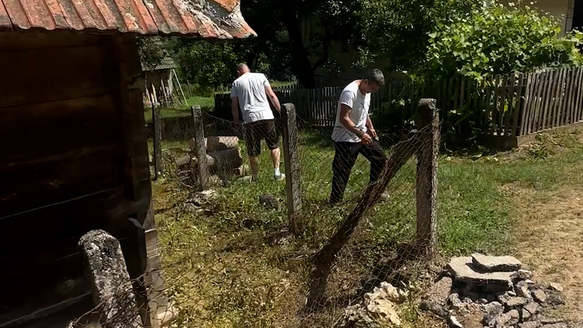 Blokaderi zabranili prolaz meštanima i novinarskim ekipama / foto: RINA