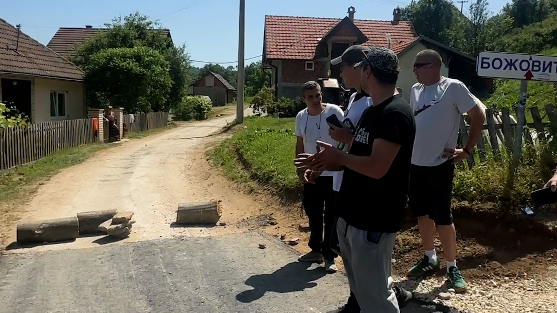 Blokaderi zabranili prolaz meštanima i novinarskim ekipama / foto: RINA