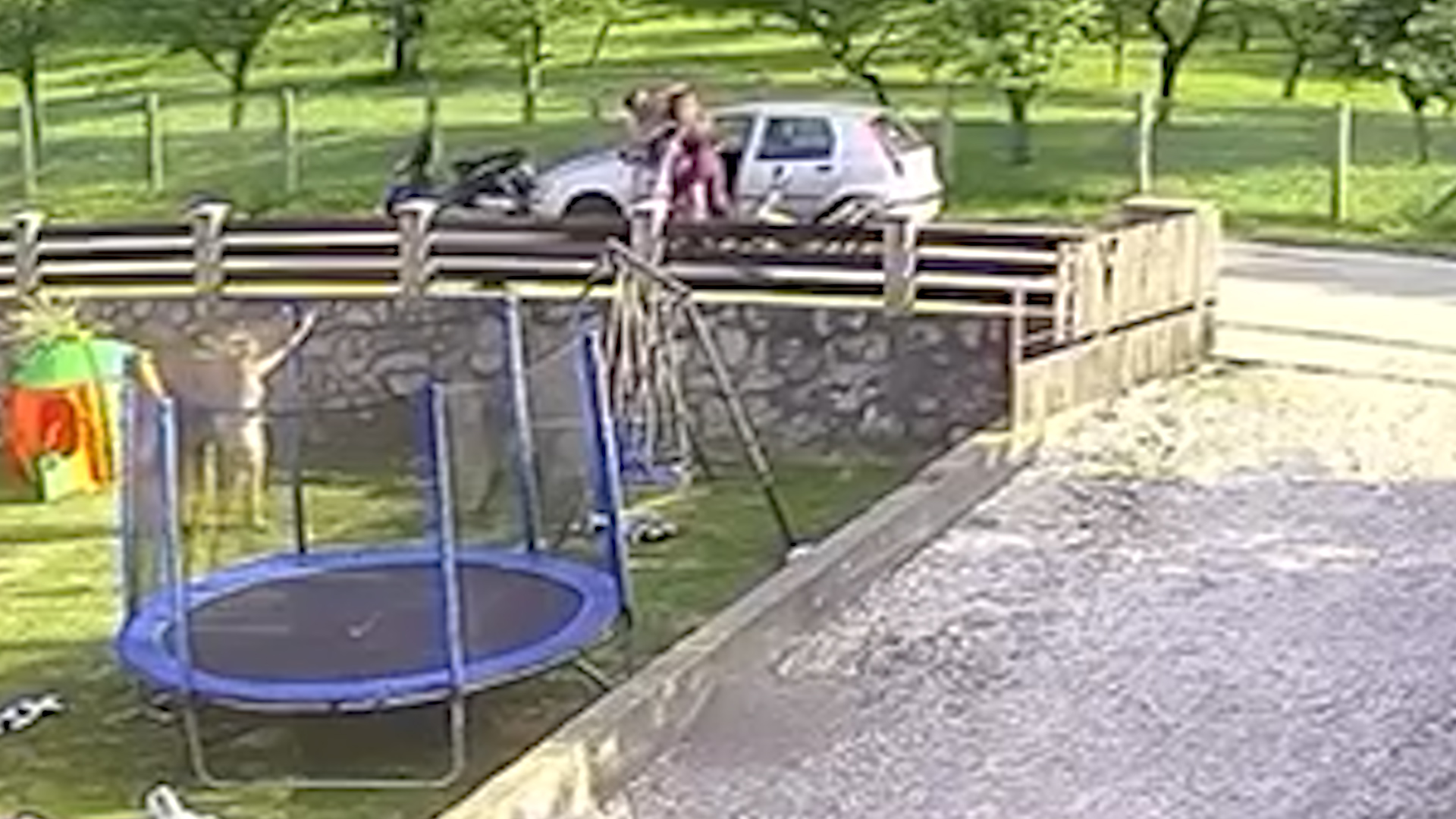 Užas u Aranđelovcu: Muškarac krvnički pesnicama tukao mladića, a potom dao gas i udario ga kolima - sve zabeležile sigurnosne kamere (FOTO)(VIDEO)