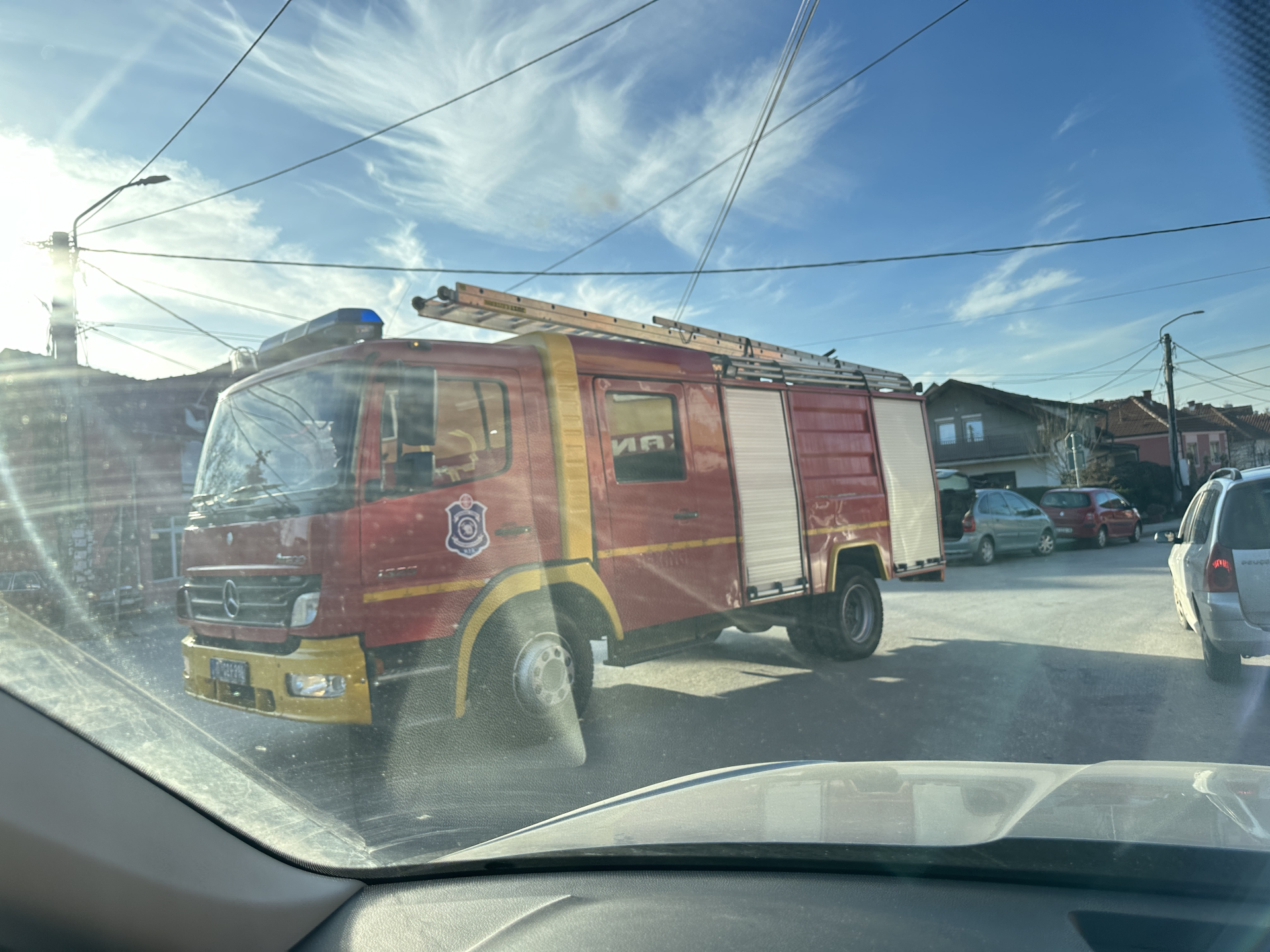 Buktinja na putu, širi se gust crni dim: Zapalio se kontejner na putu Čačak - Kraljevo, vatrogasci stigli na lice mesta (VIDEO)