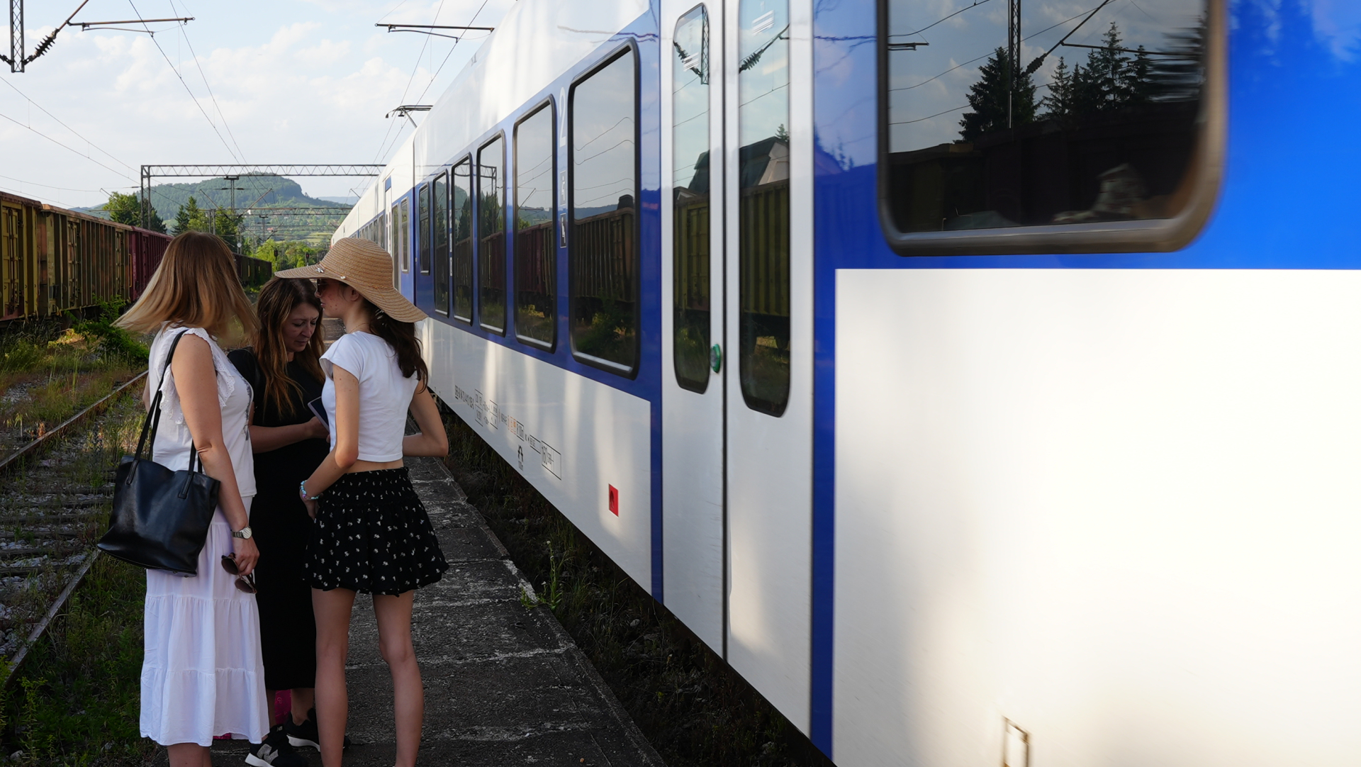 Od vrućine se iskrivile šine na pruzi Beograd - Bar, kvar poznat kao "sunčana krivina" kod Kosjerića: Nakon skoro dva sata čekanja putnici nastavili vožnju (FOTO)
