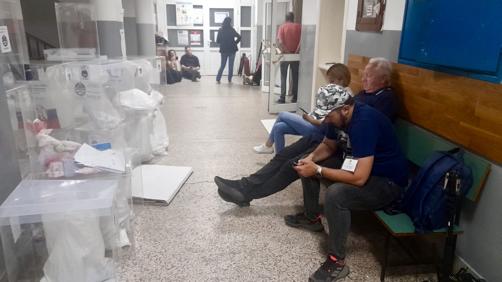 Novinari zarobljeni u zgradi opštine Kosjerić: Opozicionari blokirali zgradu, ušli u sukob sa policijom/ Foto: RINA